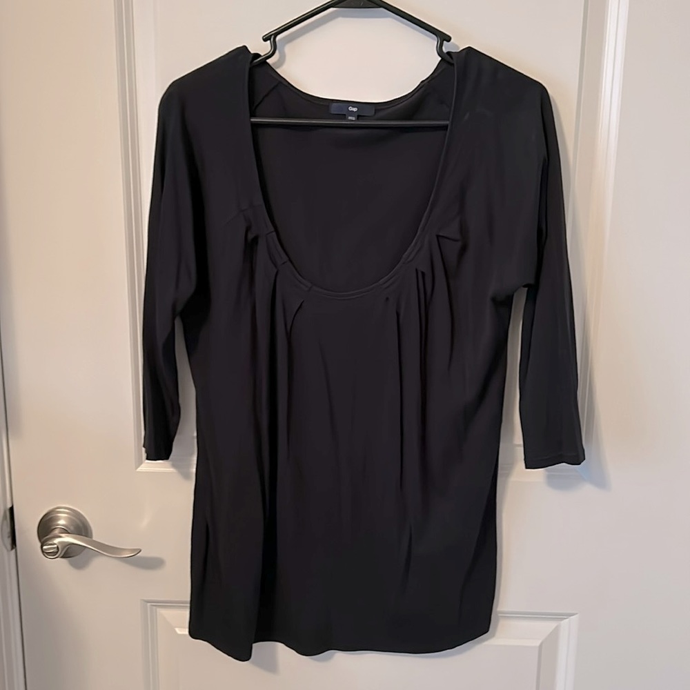 Gap size M black tunic just below elbow length sleeves.  Round neck w pleats.